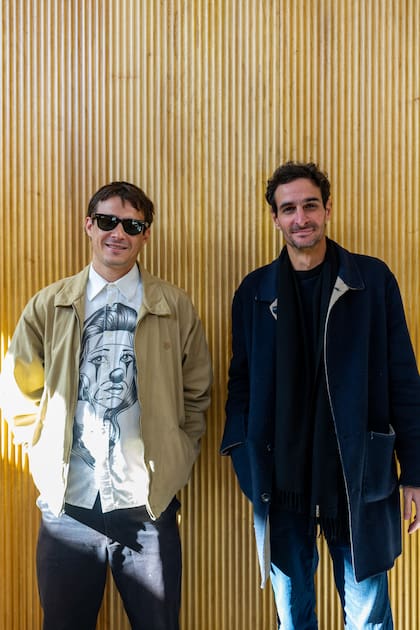 De la galería Departamento 112, Hans Patersen, junto a Teo Díscoli, de Cosmocosa