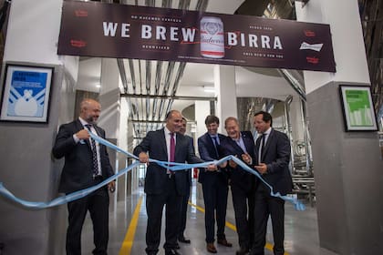 De la inauguración de la línea Budweiser participó el gobernador de Tucumán, Juan Manzur; el presidente de Quilmes, Martín Ticinese; y el vicepresidente, Gonzalo Fagioli