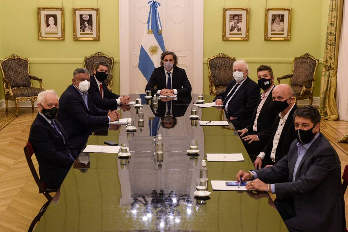 De la izquierda, Víctor Blanco, ClaudioTapia y Matías Lammens. En el medio, Santiago Cafiero. A la derecha, Ginés González García, Marcelo Tinelli, Nicolás Russo y Sergio Rapisarda.