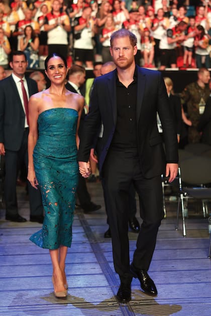 De la mano, asistieron a la ceremonia de cierre de Invictus, el sábado 16 en el Merkur Spiel-Arena. Para ese evento, Meghan combinó un strappless Cult Gaia con joyas de oro de Kimaï y stilettos en color nude de Aquazzura.