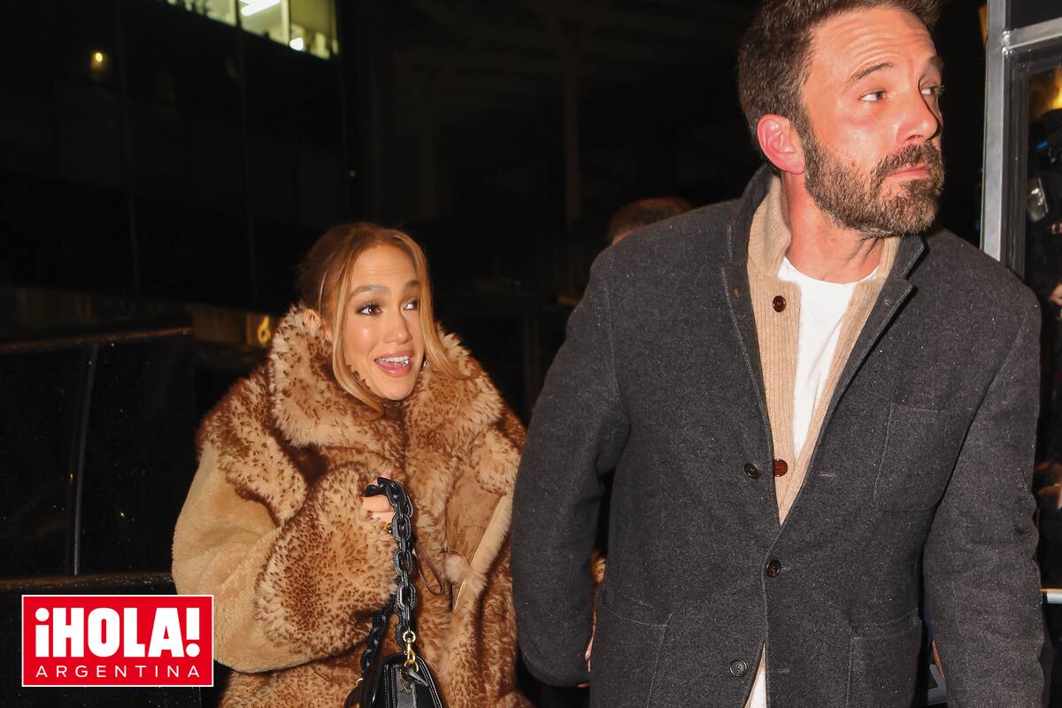 De la mano de Ben, llevó vestido negro midi y abrigo de piel de Coach, firma de la que también es embajadora, zapatos DSW y joyas de Pasquale Bruni.