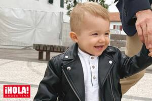 De la mano de papá, camina feliz y cancherísimo mostrando su estilismo: jeans, zapatillas y campera de cuero.