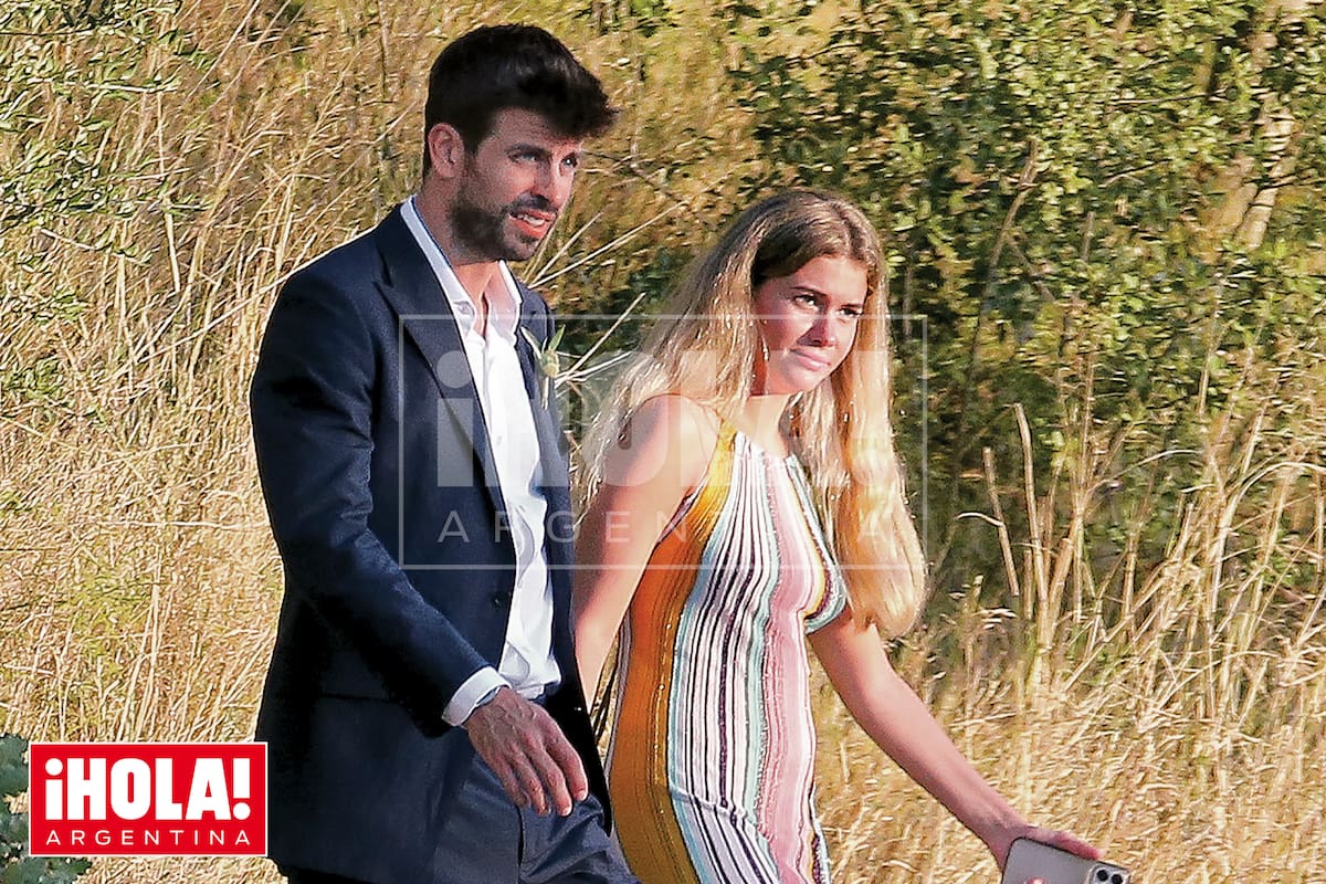 De la mano, Gerard Piqué y Clara, su nuevo amor, llegan a la boda de Albert Pedret y Anna Tormo, en la Costa Brava.