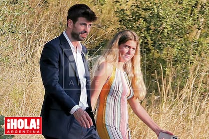 De la mano, Gerard Piqué y Clara, su nuevo amor, llegan a la boda de Albert Pedret y Anna Tormo, en la Costa Brava.