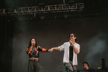 De la mano y muy enamorados, Lelé y Coti interpretaron "Quiero verte" sobre el Music Stage del America Rockstars