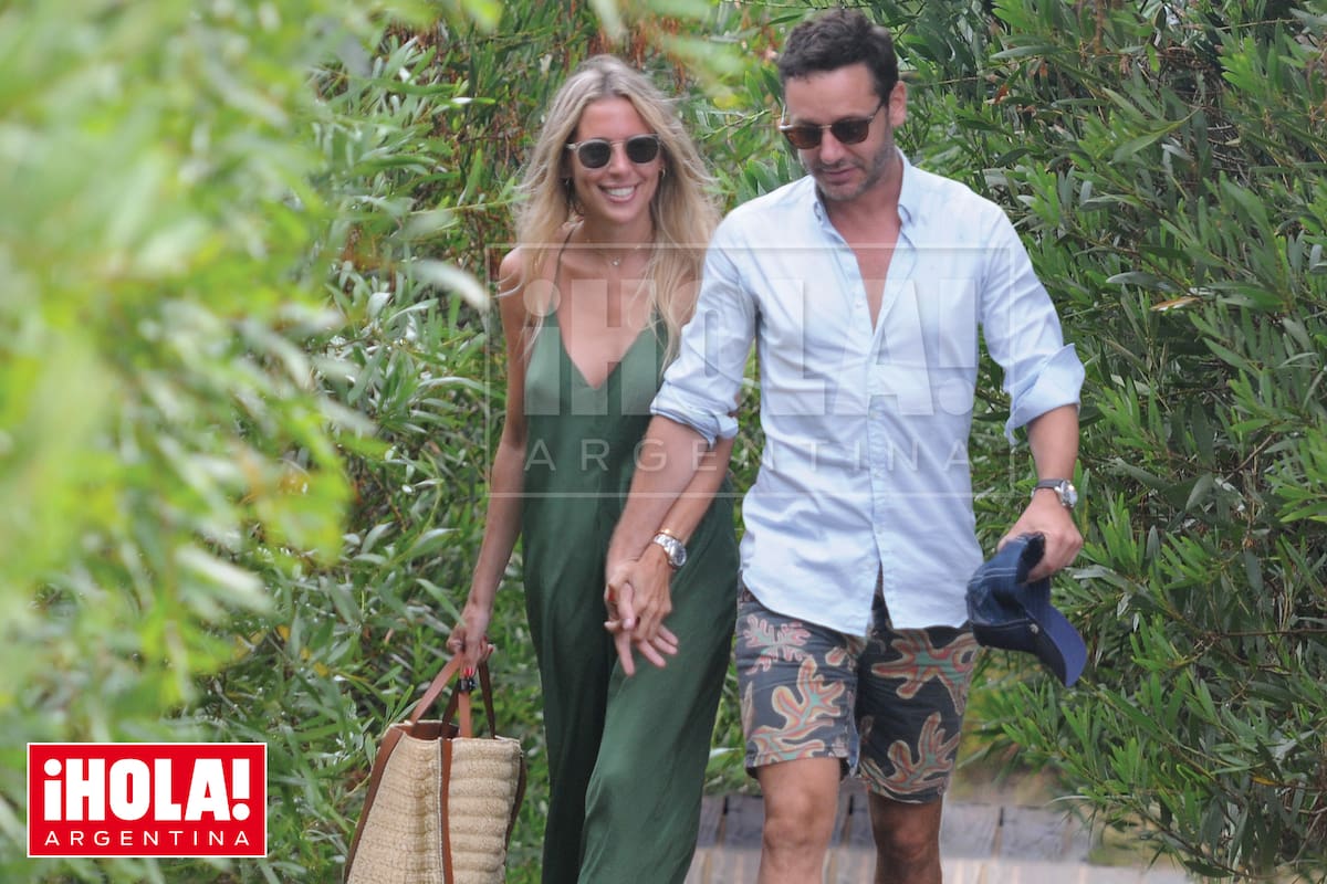 De la mano y sonrientes, el actor y su bellísima novia parecen ajenos a las miradas curiosas.