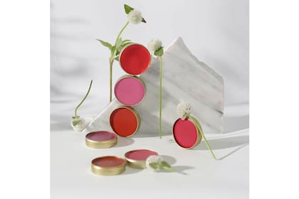 De la marca Toro Blanco, estos maquillajes para labio y mejillas están elaborados a base de coco, almendra y cacao. La textura es suave y dura mucho en la piel.