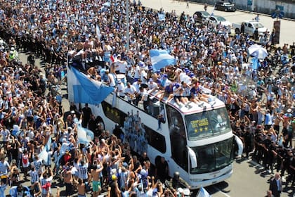 De la recorrida del micro de la selección argentina Campeona del Mundo en Qatar 2022 desde el predio de Ezeiza todavía quedan imágenes inéditas, como la que subió Marcos Huevo Acuña a sus redes para saludar por el Año Nuevo
Vista
20/12/2022