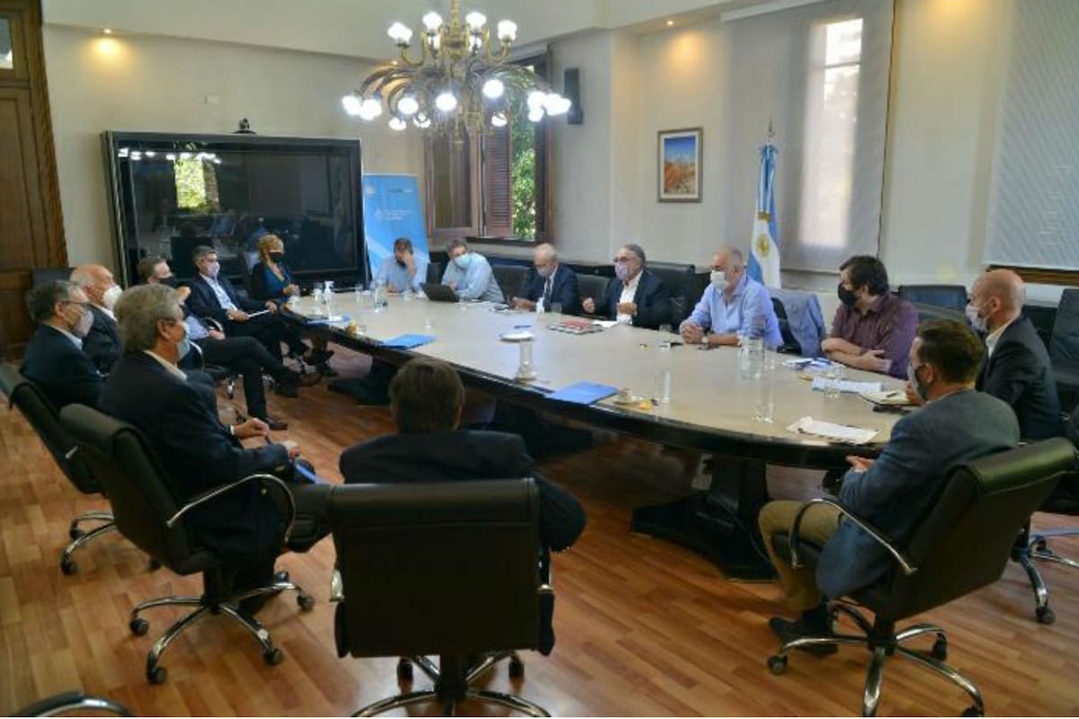 De la reunión participaron el presidente de la Bolsa de Cereales de Buenos Aires, José Martins; el presidente de Ciara- Cec, Gustavo Idígoras, el presidente del Centro de Empresas Procesadoras Avícolas, Roberto Domenech; el coordinador de la Mesa de las Carnes, Dardo Chiesa y el vicepresidente de Co