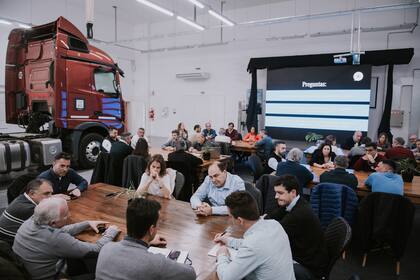De la reunión participaron transportistas y especialistas en el tema de seguridad vial
