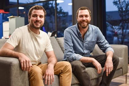 Jaime Macaya (derecha) es el cocreador de Checkars junto a Juan Cruz de la Rúa (izquierda)