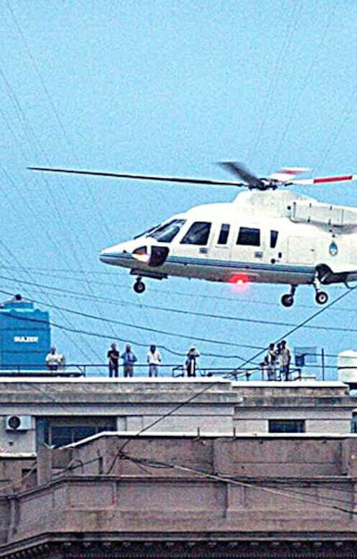De la Rúa deja la Casa Rosada en helicóptero
