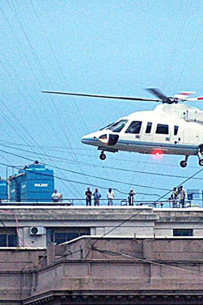 De la Rúa deja la Casa Rosada en helicóptero