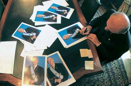 De la Rúa firma fotos en la Casa Rosada el día después de haber renunciado