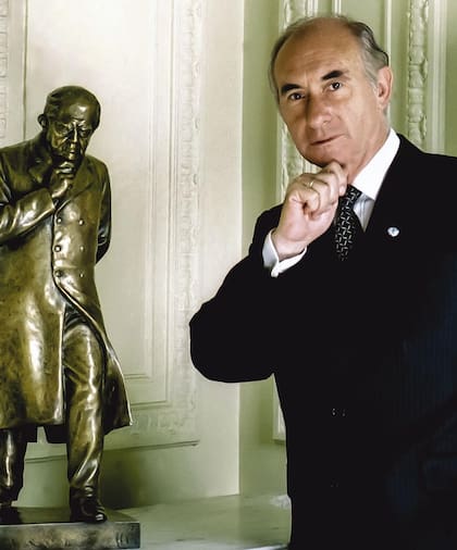 De la Rúa posa ante una estatua de Sarmiento