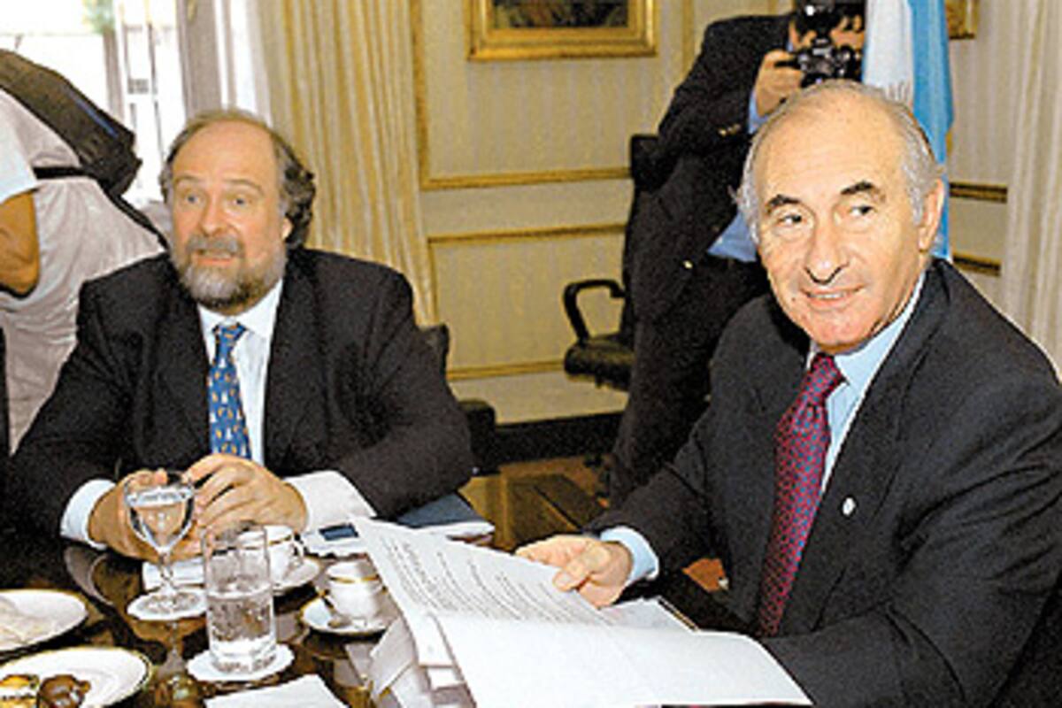 De la Rúa y Chrystian Colombo, ayer en Olivos, poco antes de explicar el blindaje en el gabinete