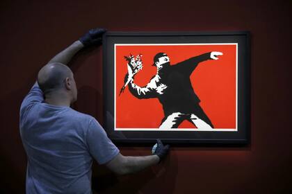 De la serie "El lanzador de flores", en la muestra de Banksy en La Rural