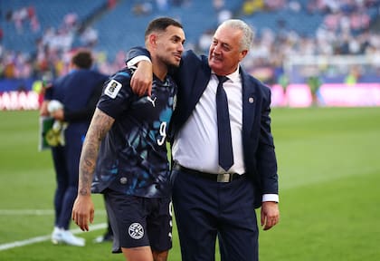 De la tensión al alivio. Alfaro y Sanabria, quien había fallado un penal en la serie (Photo by ROBERT CIANFLONE / GETTY IMAGES NORTH AMERICA / Getty Images via AFP)