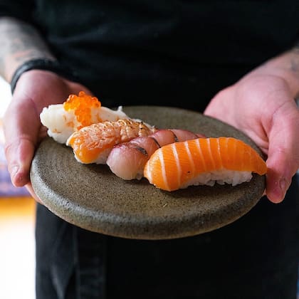 De langostino con huevas de trucha, de salmón flambeado, con pesca blanca (lisa) o salmón fresco, algunas de las opciones de nigiri en Kuda Sushi