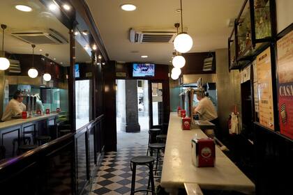 De las 17 comunidades autónomas en España, 10 han clausurado bares y restaurantes por el avance del coronavirus, mientras 363.000 trabajadores del sector esperan, con asistencia del Estado, que la economía mejore.