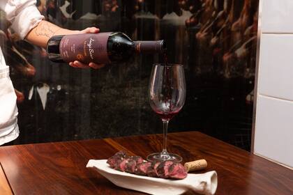 De las brasas de quebracho, salió el secreto, una carne sabrosa con una fibra que recuerda a la entraña, junto al De Sangre Malbec, un maridaje clásico que funciona perfecto.