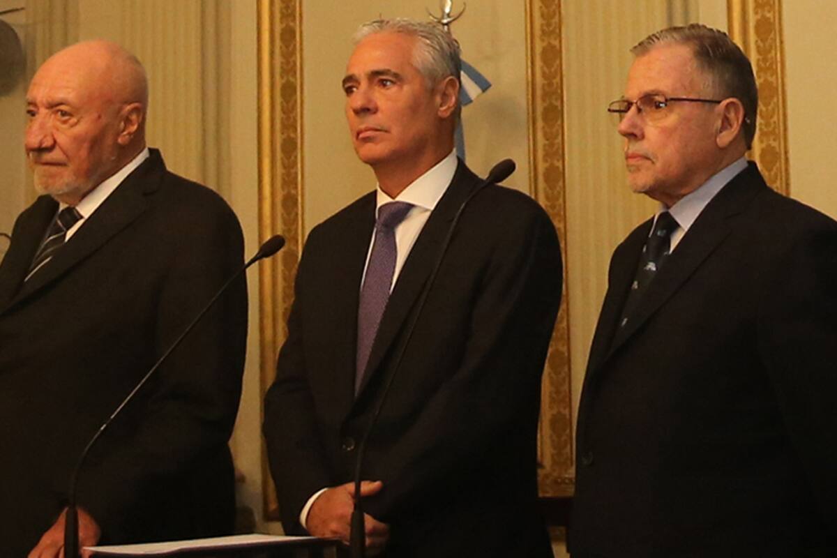 De Lázzari (derecha), durante la jura del juez Torres (centro), en mayo