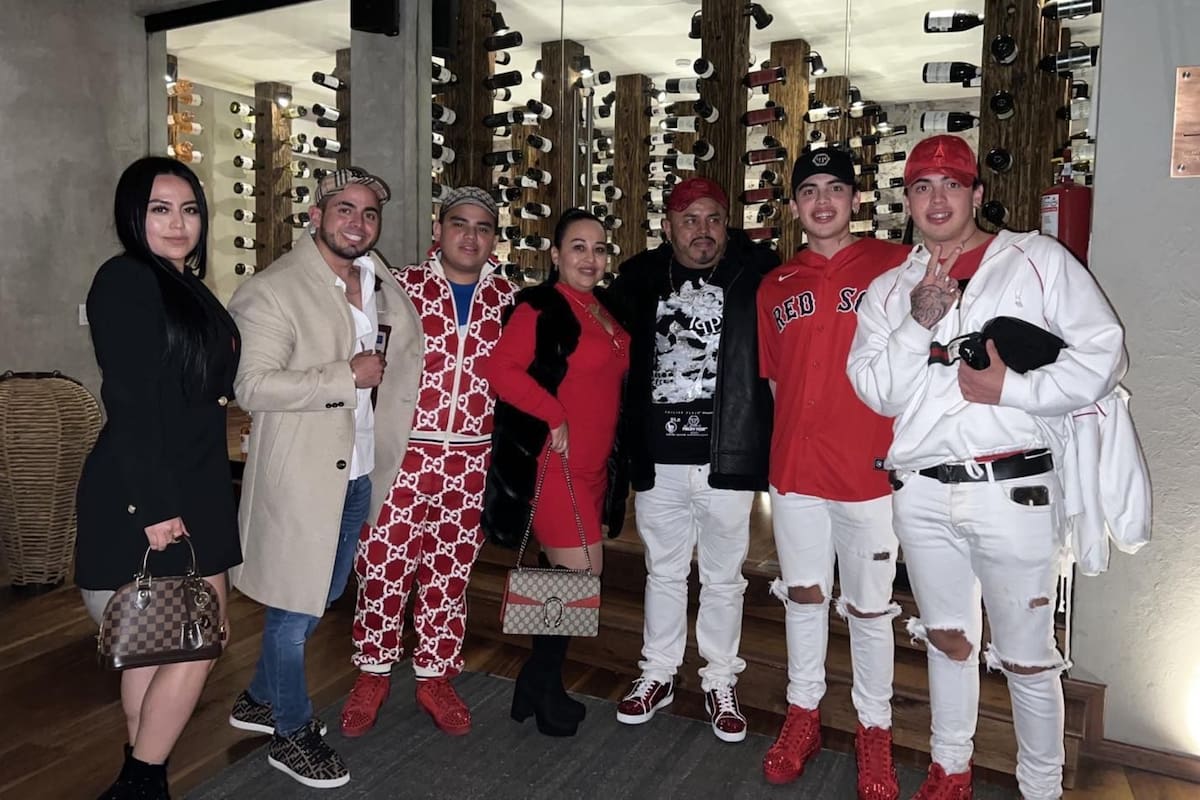 De lejos es la fotografía de una familia, de cerca quedan al descubierto todos los lujos y las marcas