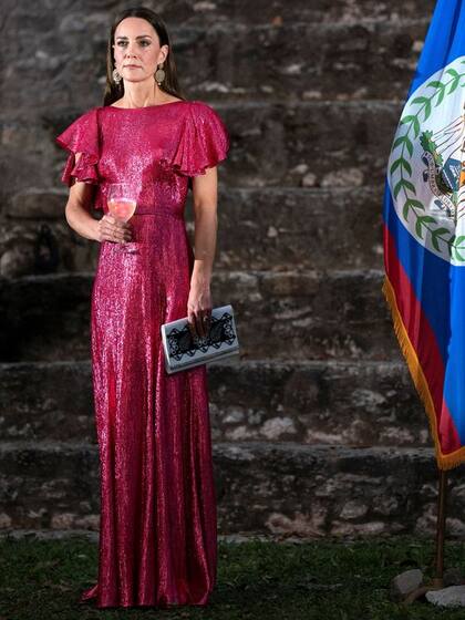 De lentejuelas rosas y pelo suelto, con un vestido de The Vampire’s Wife, que cuesta 3300 dólares.