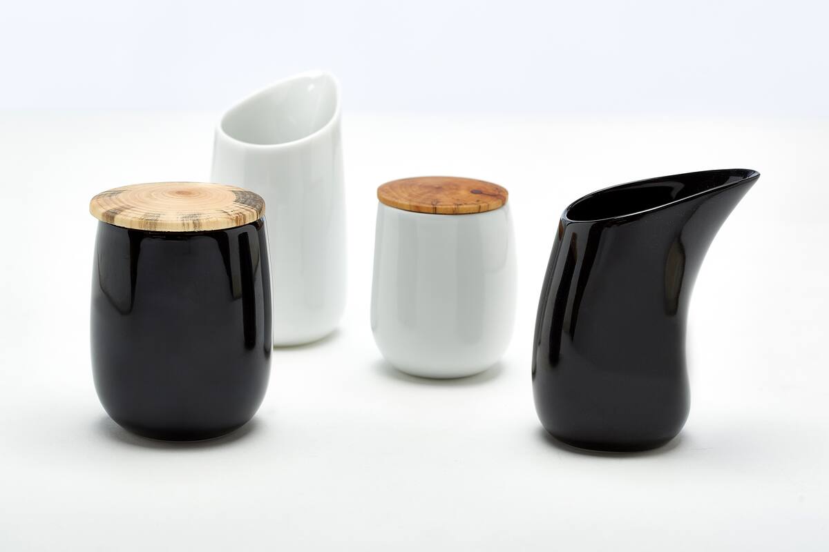 De líneas simples y colores puros, los objetos que diseña Bibi tienen varios usos: estos sirven como vasos, jarras y también contenedores.