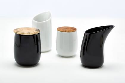De líneas simples y colores puros, los objetos que diseña Bibi tienen varios usos: estos sirven como vasos, jarras y también contenedores.