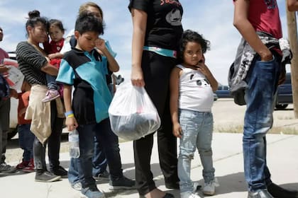 De los 28 niños que llevaban más de 500 días bajo custodia de ICE en noviembre de 2020, 6 fueron deportados hasta el 1 de febrero