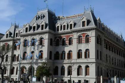 El vocero, Manuel Adorni, anunció el despido de 900 empleados del Instituto de Agricultura Familiar, con un "ahorro" de $9000 millones. El organismo pasó del área de Agricultura al Ministerio de Economía