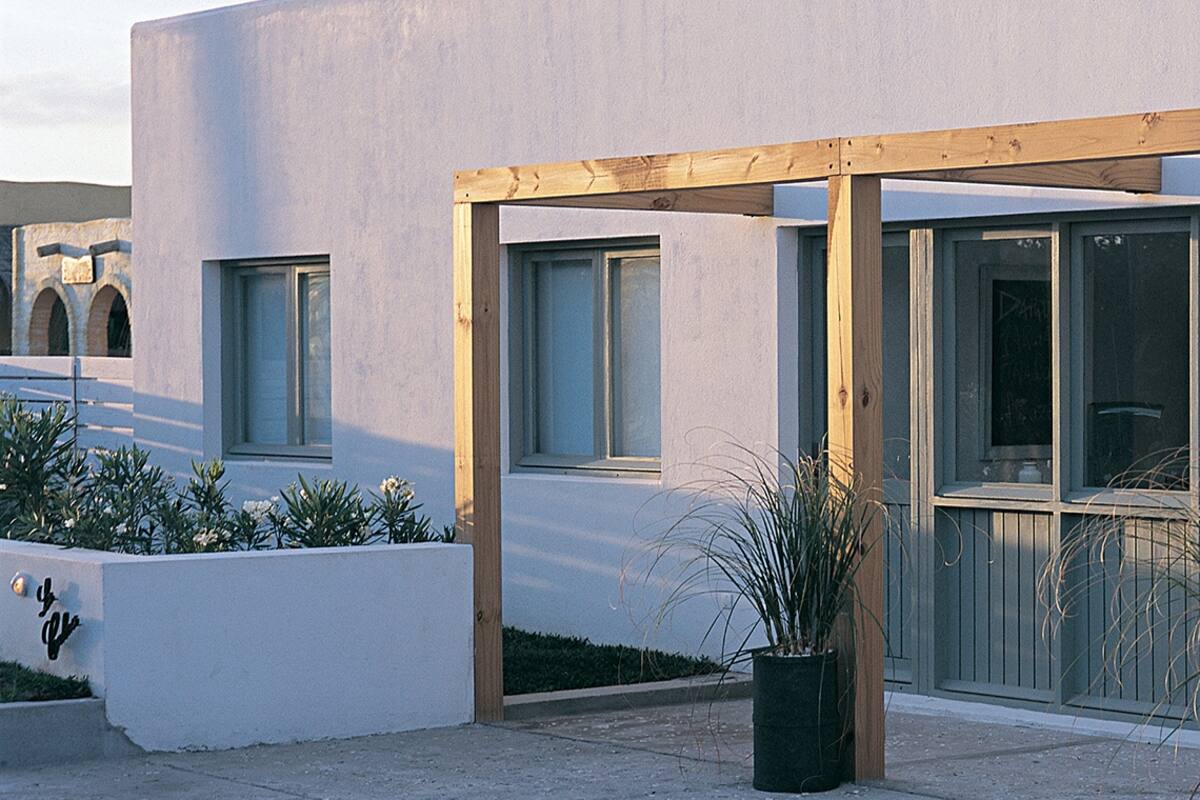 De los años 60 data esta construcción en el balneario uruguayo de José Ignacio. El arquitecto Diego Montero sumó a los dos módulos, un tercero, hoy convertido en estar o zona de descanso.