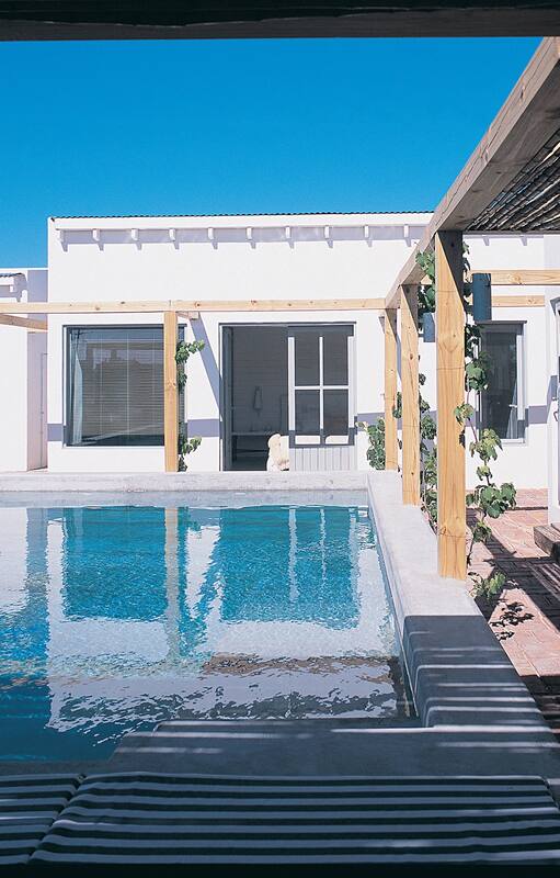 De los años 60 data esta construcción en el balneario uruguayo de José Ignacio. El arquitecto Diego Montero sumó a los dos módulos, un tercero, hoy convertido en estar o zona de descanso.