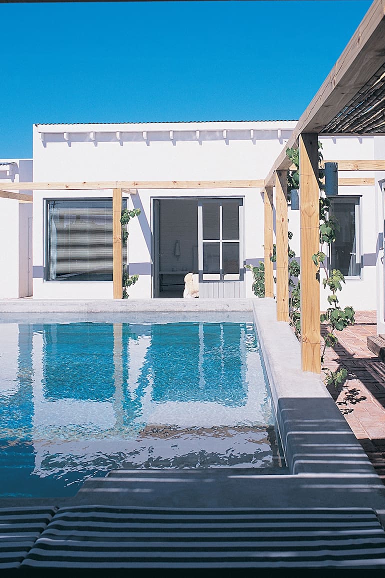 De los años 60 data esta construcción en el balneario uruguayo de José Ignacio. El arquitecto Diego Montero sumó a los dos módulos, un tercero, hoy convertido en estar o zona de descanso.
