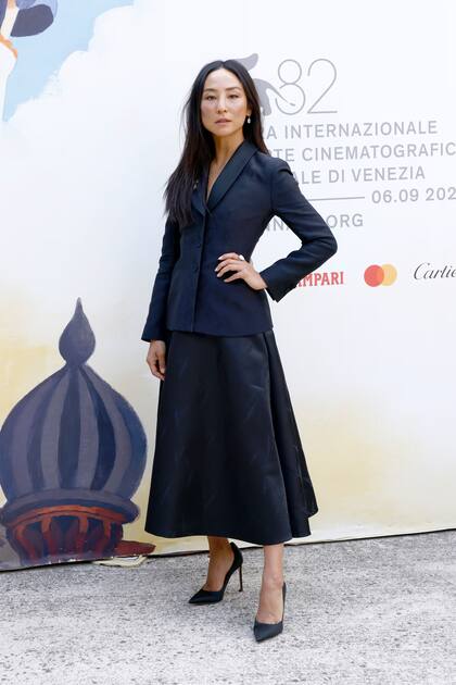 El festival de Venecia no solo supone el regreso al ruedo de la industria del cine tras el receso veraniego y la presentación de muchas películas que entrarán en la carrera hacia los Oscar, sino también la ocasión en la que los nuevos fichajes de las casas de moda ofrecen un adelanto de sus propuestas creativas. Ha sido el caso de Jonathan W. Anderson, ahora al frente de Dior, quien ha vestido, entre otras, a la actriz californiana Greta Lee, quien lució en la alfombra roja del estreno de Late fame un conjunto compuesto de pollera trapezoidal y 'bar jacket', la primera reinterpretación del look y siluetas clásicos de Christian Dior realizada por el nuevo director creativo de la casa que el gran público puede ver