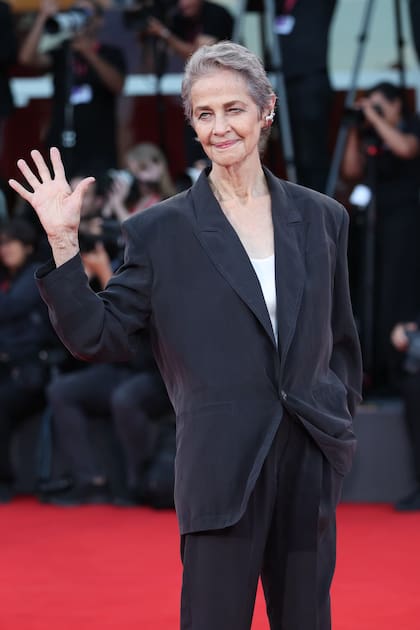 La legendaria Charlotte Rampling, quien también aparece en el film de Jim Jarmusch, dio una lección de elegancia con un minimalista y a la vez geométrico traje de Saint Laurent