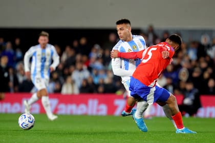 De los dos centrodelanteros que fueron titulares frente a los chilenos, Lautaro Martínez fue el que más actuó como tal; amenazó poco al arquero Gabriel Arias, pero mostró otras virtudes en su juego.