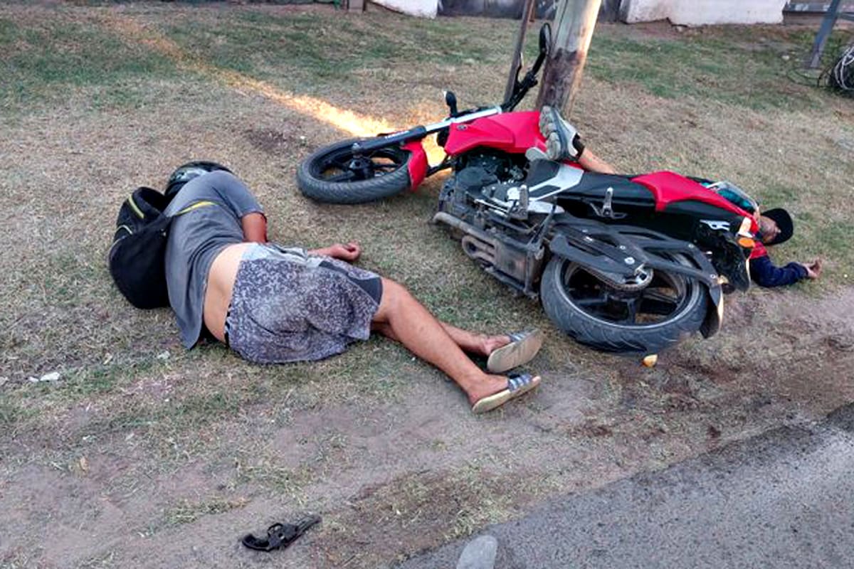 De los dos presuntos delincuentes, uno murió en el lugar y el otro fue trasladado a un hospital de la zona.