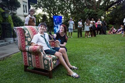 De los jardines al interior de la residencia del embajador británico, hoy el encuentro será virtual y contará con sus ya clásicas secciones: la trivia, las lecturas y el concurso de disfraces