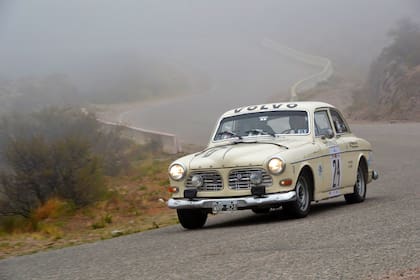 De los más bonitos y de los menos comunes: el Volvo 122 de 1963 de Jorge Daniel García y Horacio Riccio surge de la niebla, para recreo visual del espectador; los representantes de la Ciudad de Buenos Aires concluyeron terceros entre los 105 binomios de la clasificación general.