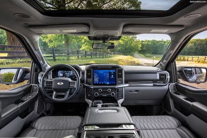 De lujo. Terminaciones y materiales de gran calidad y muy alto nivel de equipamiento de todo tipo para la Ford F-150 híbrida