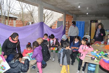 De lunes a sábado, más de 100 niños del asentamiento Sol Naciente, ubicado en la localidad de Longchamps, participan de diversos talleres educativos, recreativos y culturales.