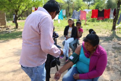 De lunes a viernes de 8 a 12 y de 14:30 a 18:30 Patricio está en el puesto, una pequeña construcción de material con techo de chapa, que no tiene luz eléctrica.