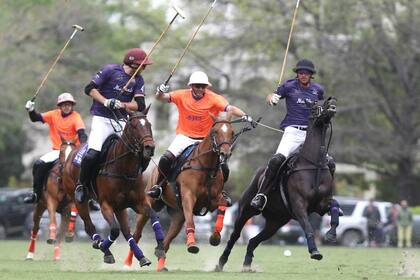 De Lusarreta (casco blanco, remera naranja), en el partido con La Albertina en el Abierto de Tortugas