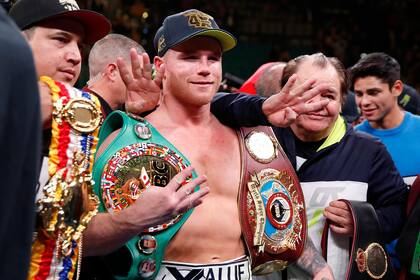 De manera espectacular noqueó al ruso en el round 11° y se consagró nuevo campeón mundial medio pesado de la Organización mundial de Boxeo