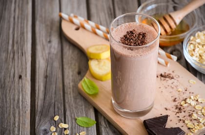 De manera opcional, se le puede añadir miel al batido de avena con cacao