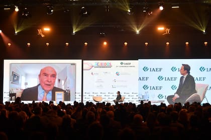 De manera remota, Domingo Cavallo dialogó con José Del Rio (LA NACION) durante el congreso de IAEF