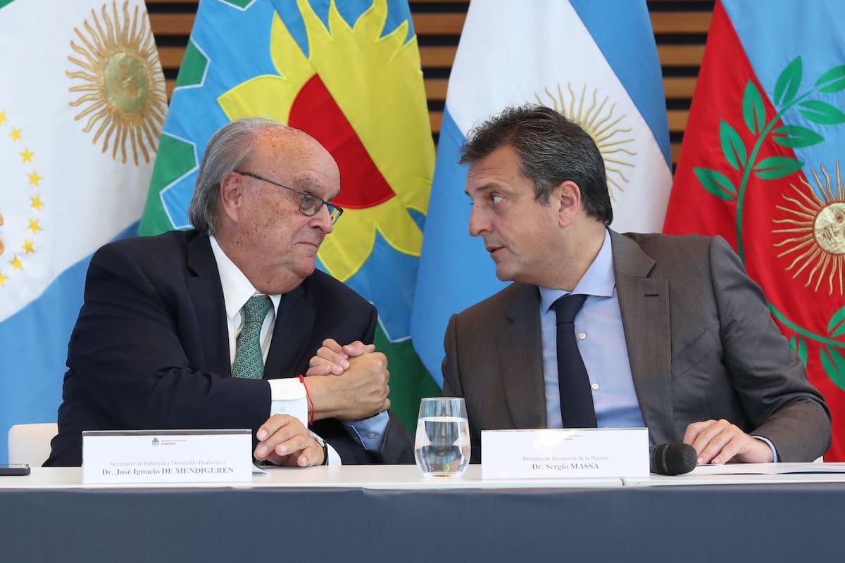 De Mendiguren y Massa durante el encuentro “La economía real muestra el panorama productivo federal”