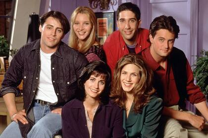 De momento el elenco compuesto por Courteney Cox, Lisa Kudrow, Jennifer Aniston, Matt Leblanc y David Schwimmer, no se pronunció ante la muerte de Matthew Perry